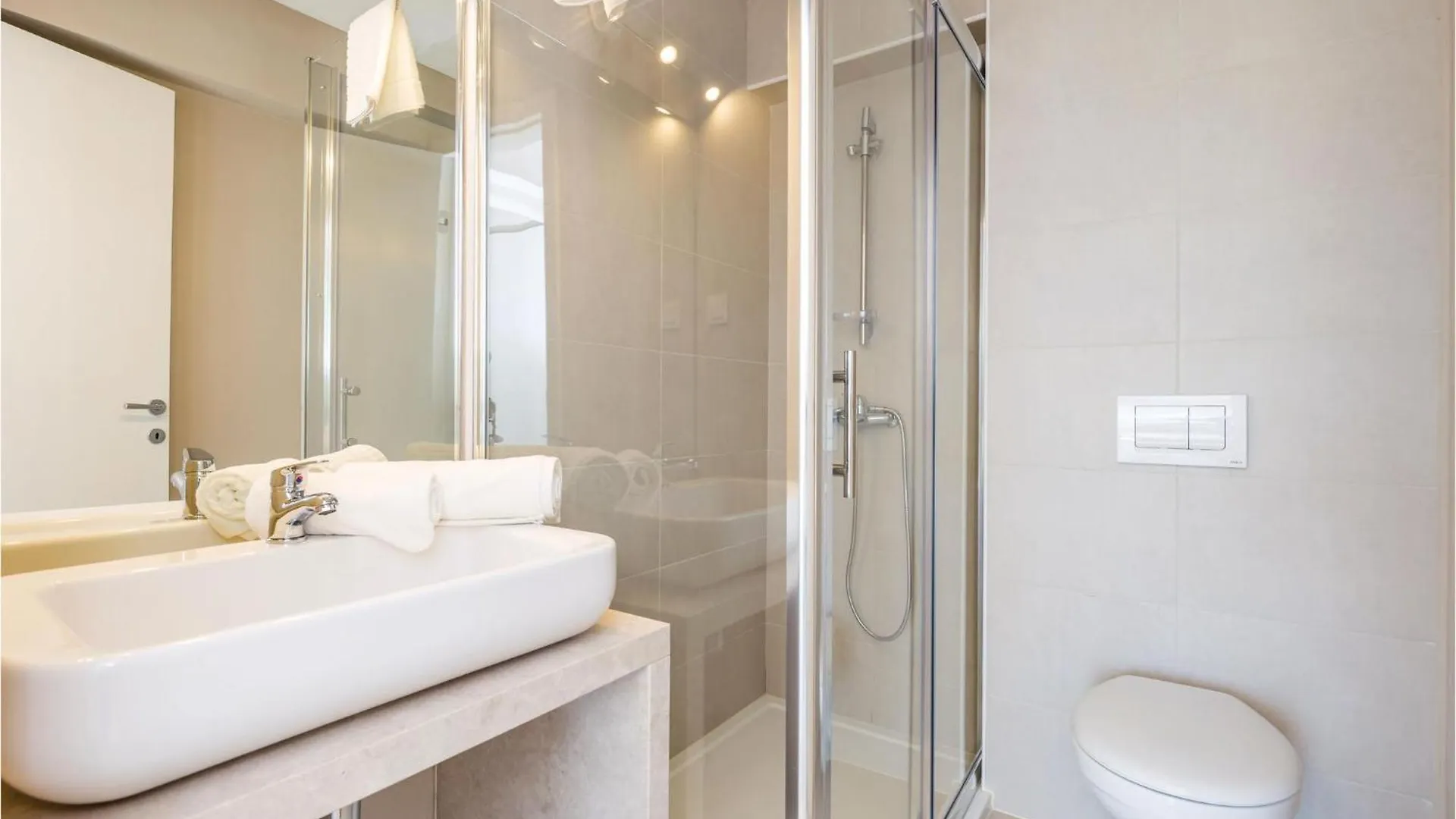 Beautiful Apartment In Povljana With Wifi 0*,
